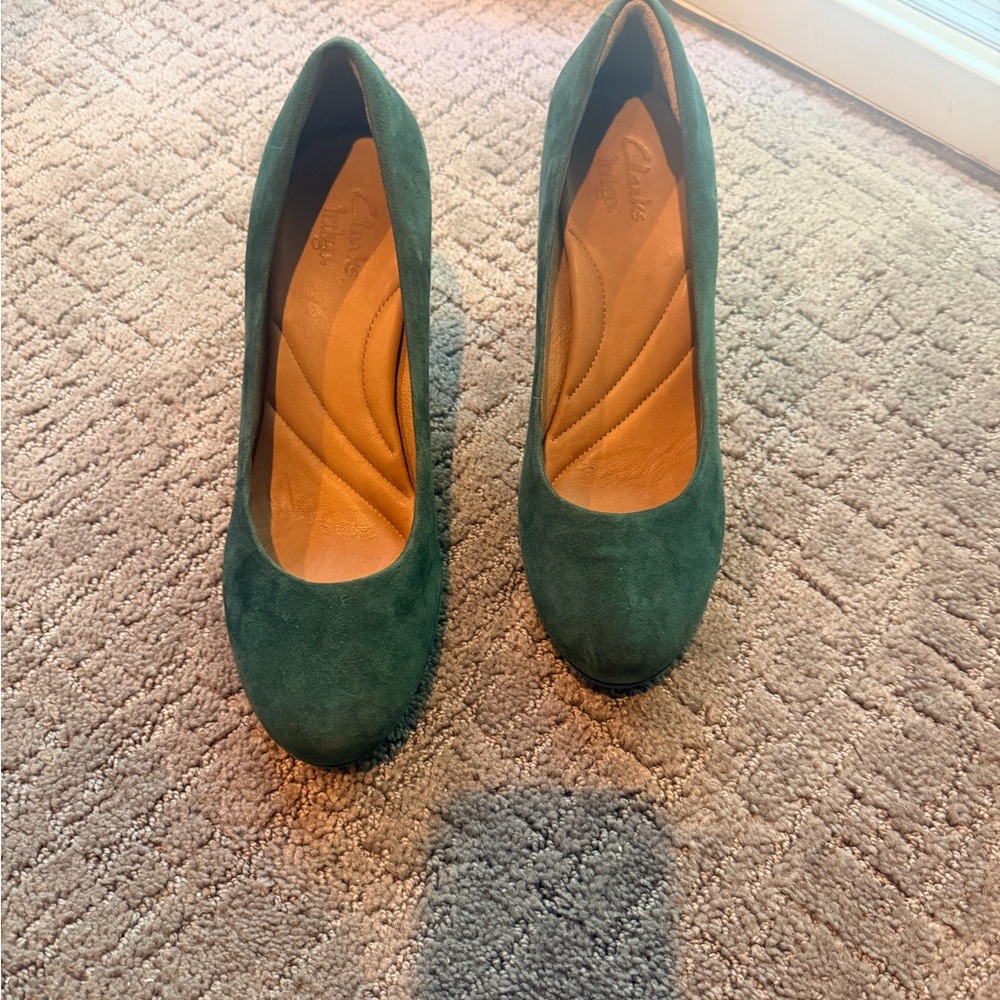 Clarks Forest Green Suede Round-Toe Heels